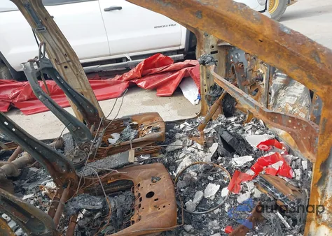 2026 Tesla Model Y Long Range Dual Motor All-Wheel Drive/Long Range Launch Series из США, поврежденный, VIN 7SAYGDEE1TA394561